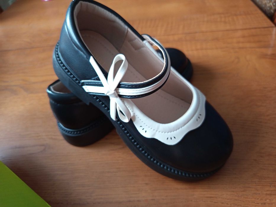 Нові туфельки для дівчинки