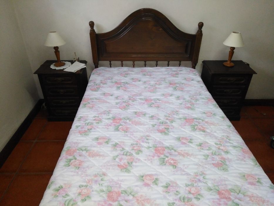 Cama de madeira + 2 Mesas de Cabeceira