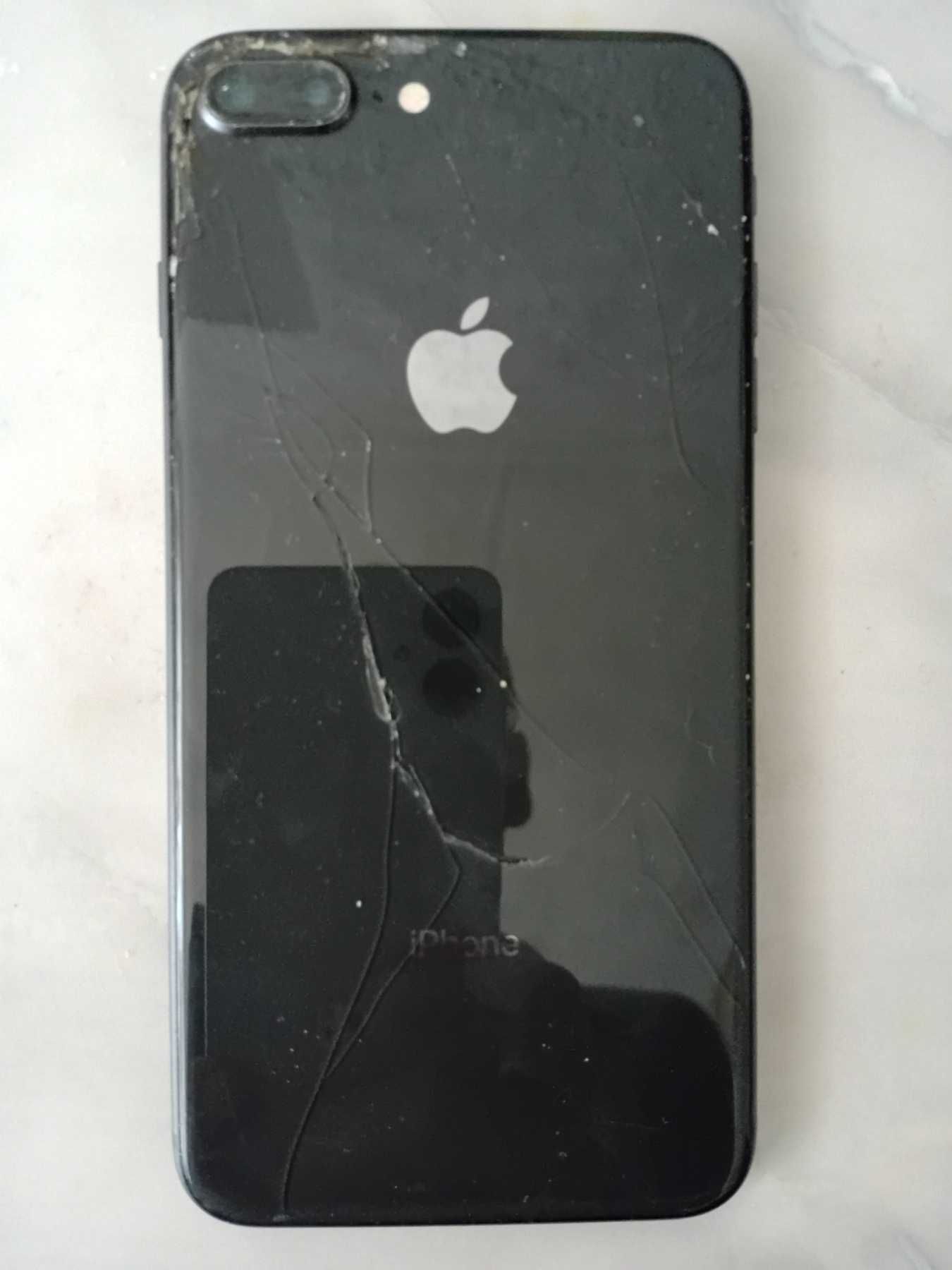 Продам Айфон 8 Plus.