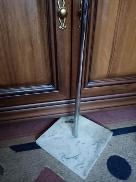 Marmurowa podstawka do kolekcjonerskiej lalki. wys. 48cm.