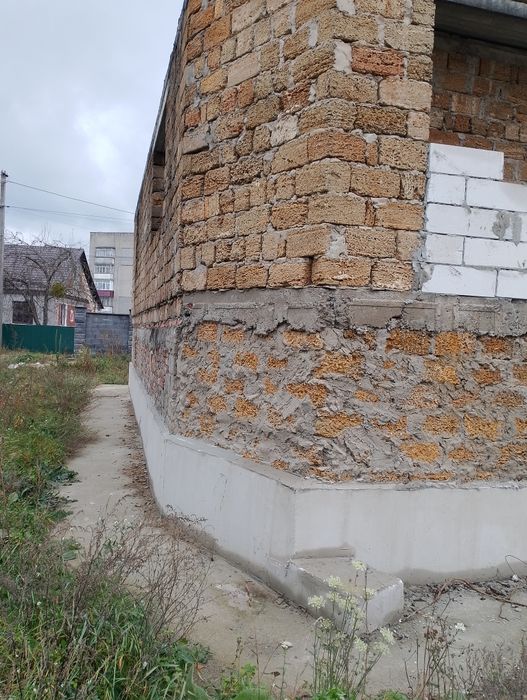 Продам ділянку з недобудованим будинком