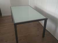 Stół z aluminiową ramę oraz blatem ze szkla mlecznengo