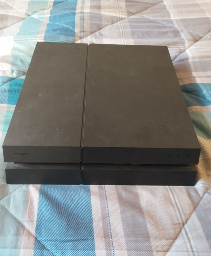PlayStation 4 1TB+ comando+ 3 jogos