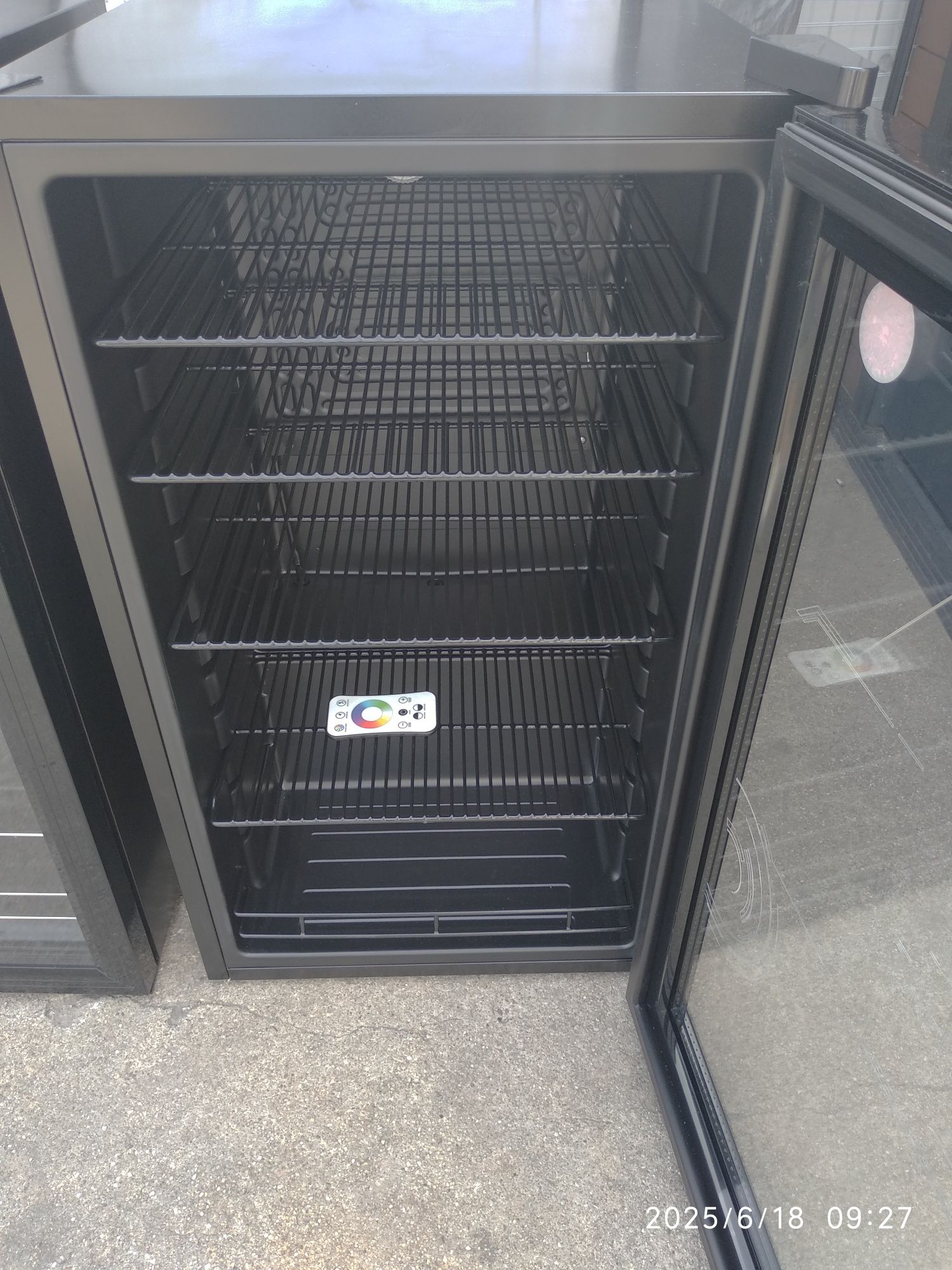 OUTLET Janki ul Wspólna 6 Lodówka przeszklona SC-98B