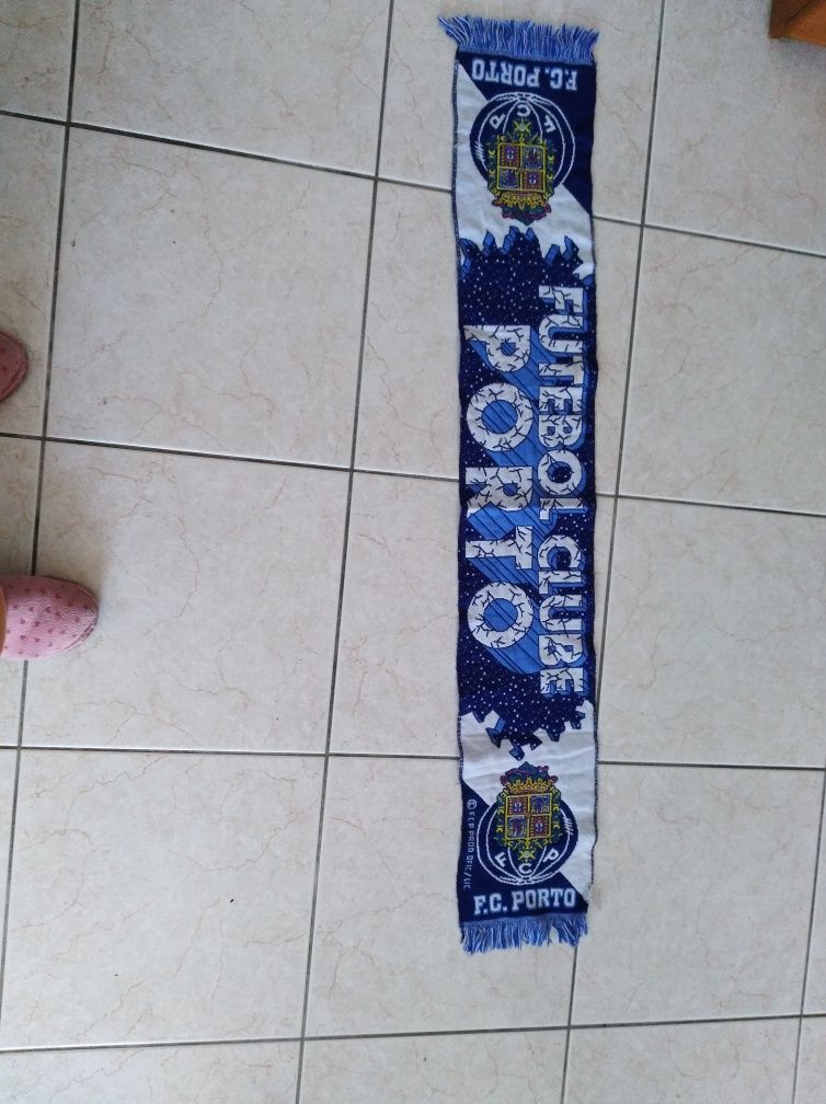 Peluche  original e cascol lata do futebol clube do Porto