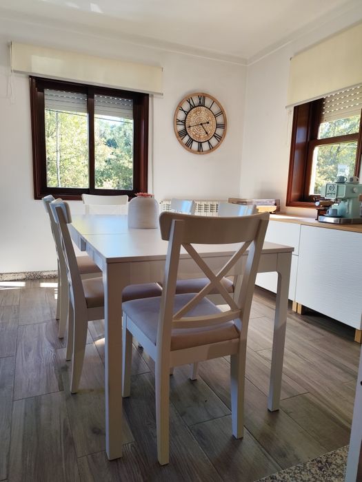 Sala de jantar mesa, cadeiras e aparador