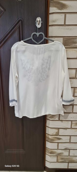 Bluzka biała z haftem, rozmiar 38, QUIOSQUE