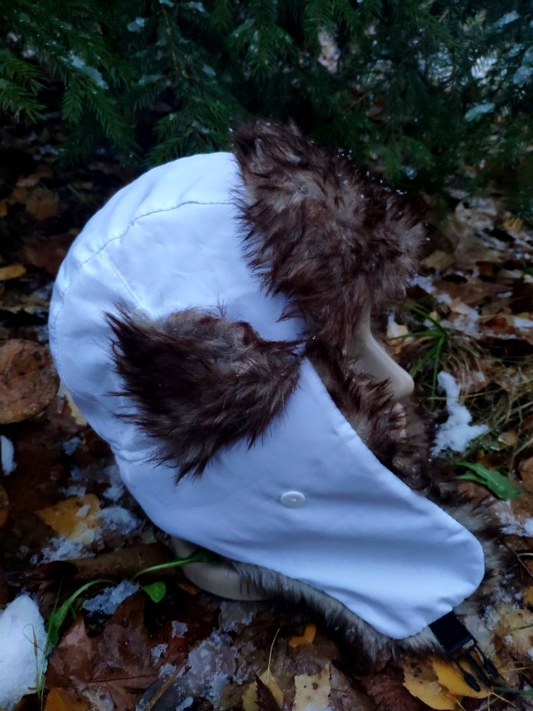 Biała brązowa czapka futrzana ciepła pilotka unisex zimowa