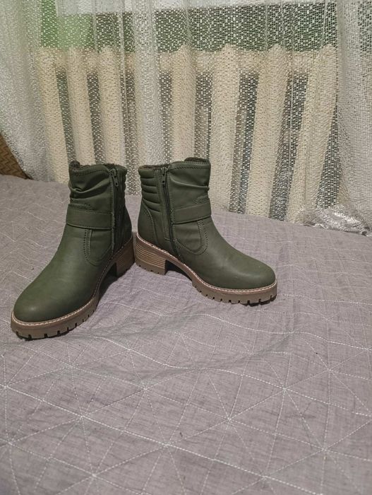 Продам кожані  хутром боти 40р,