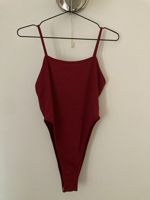 Burgundowe body
