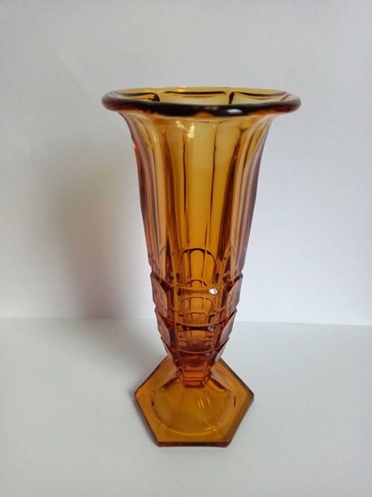 Wazon bursztynowy w stylu art deco.