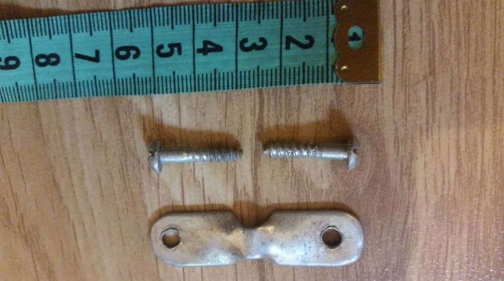 Накладки. Каждая с двумя шурупами