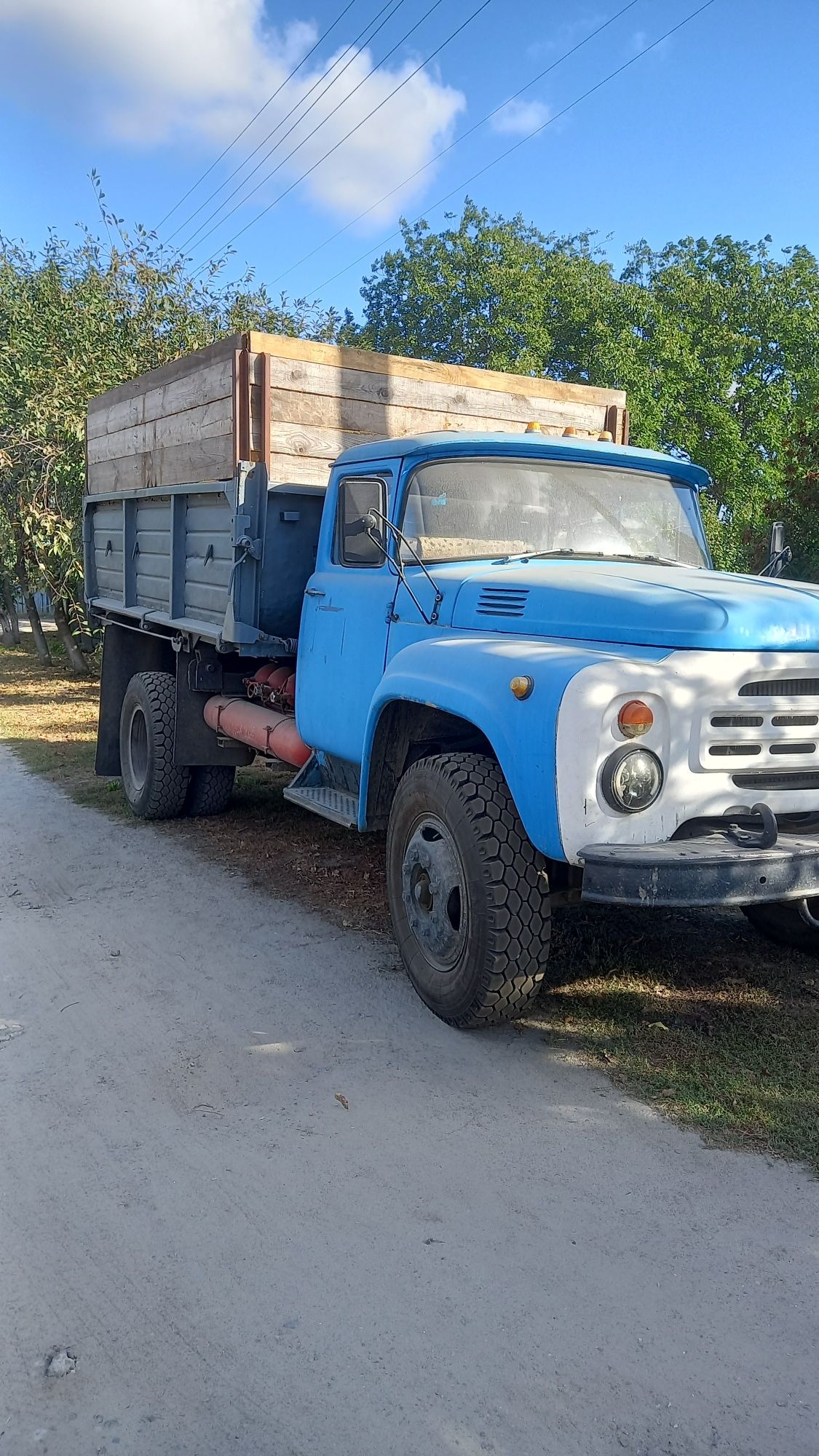 Продам зіл у гарному стані гума нова пропан метан .