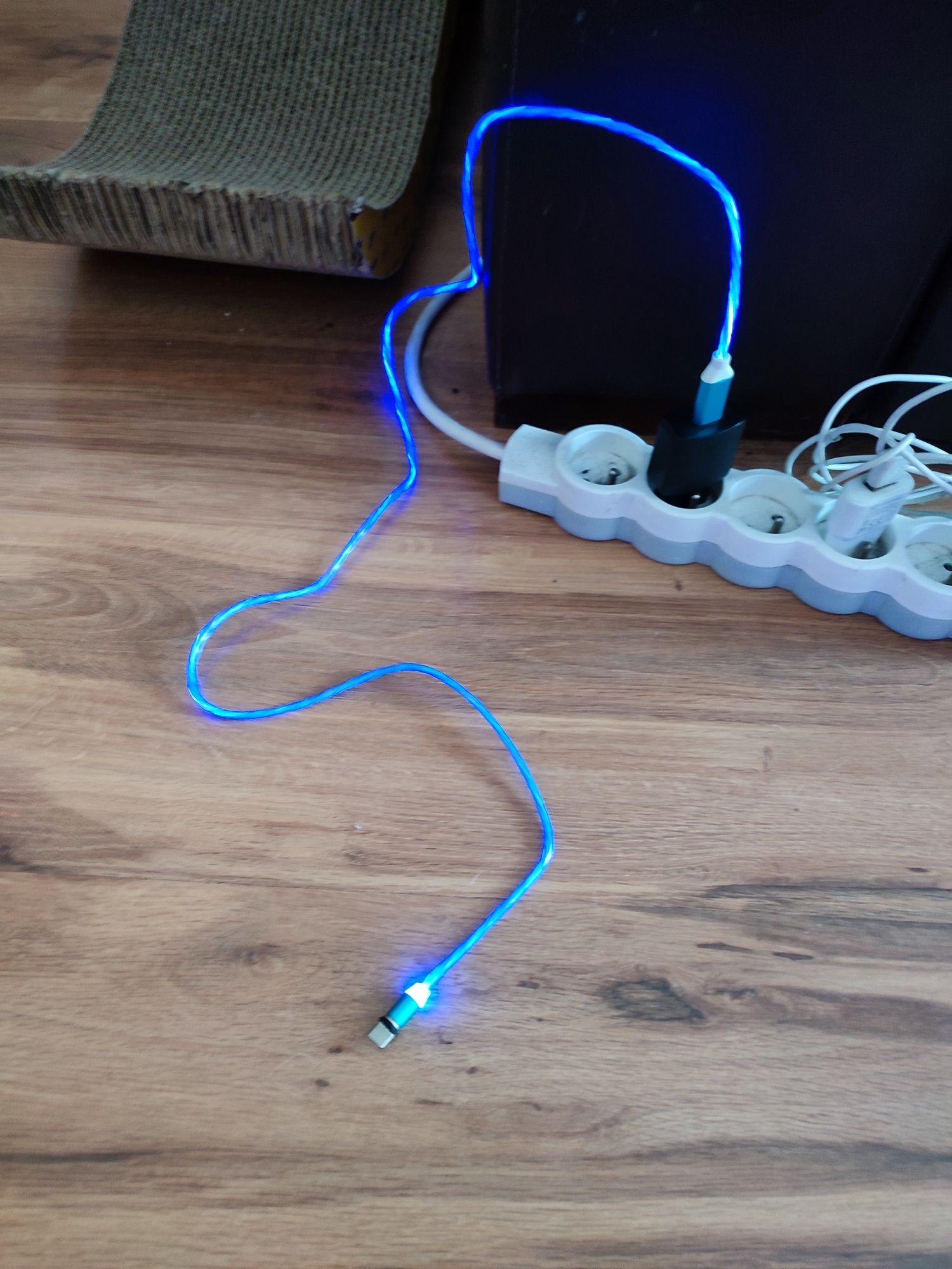 Sprzedam kabel USB C magnetyczny, świecący.