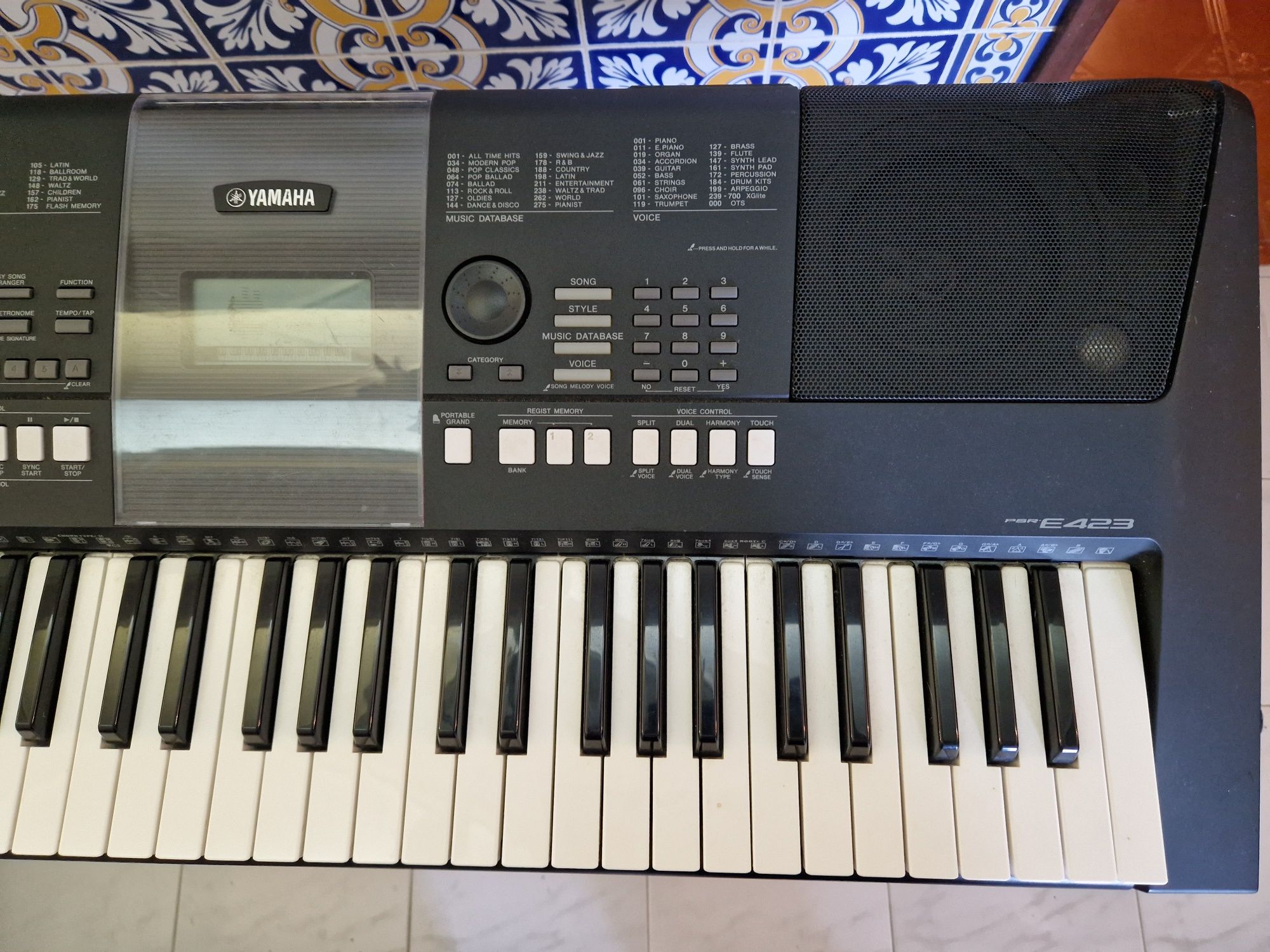 Teclado Eletrónico Yamaha PSR E423 + Suporte