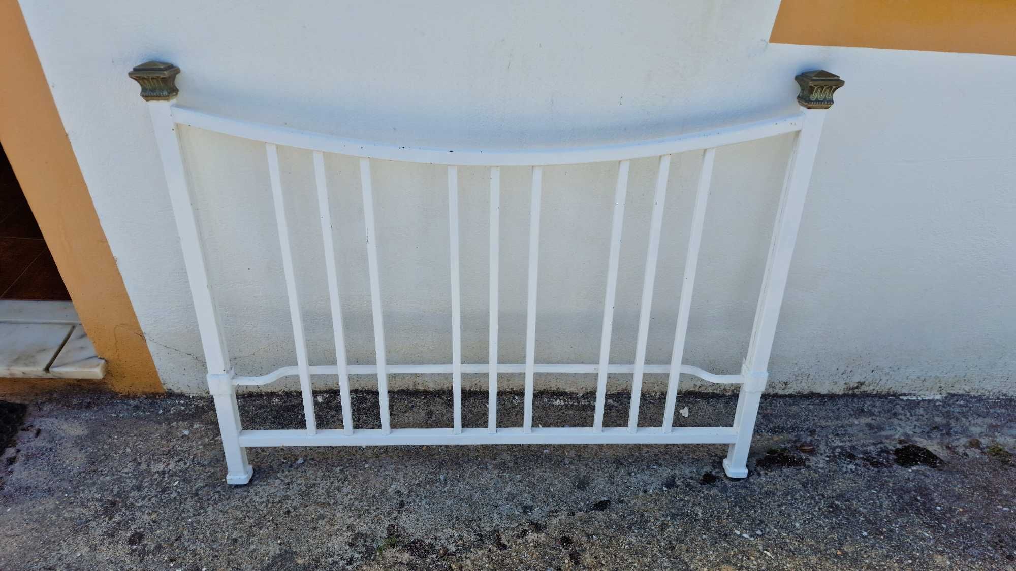 Colchão + cama de ferro