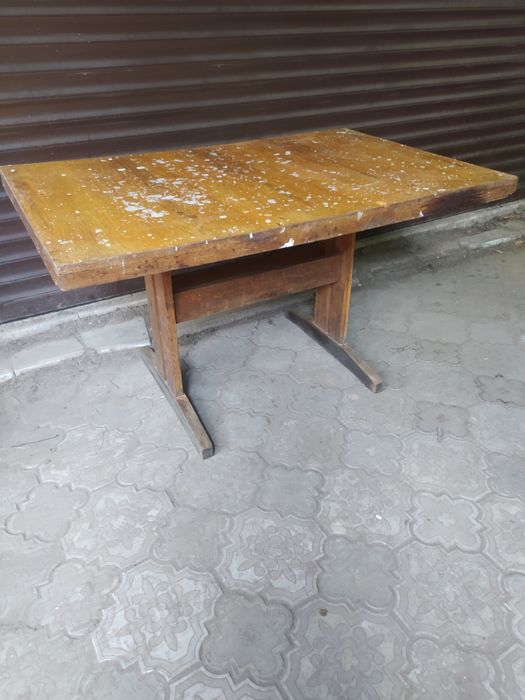 дерев'яний стіл, кріпкий