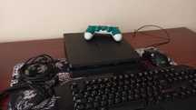 PS4 de 1T com respectivos cabos e comando