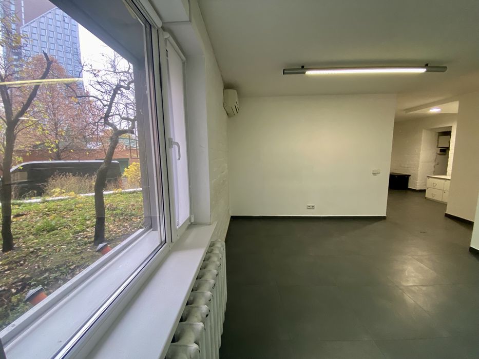 Офіс біля парку Шевченко. Окремий вхід. Парковка.