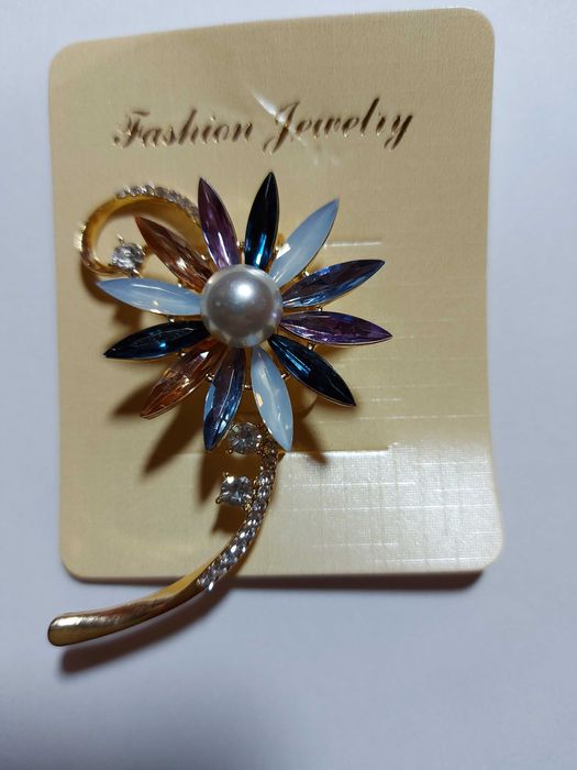 Piękna broszka w kształcie kwiatka