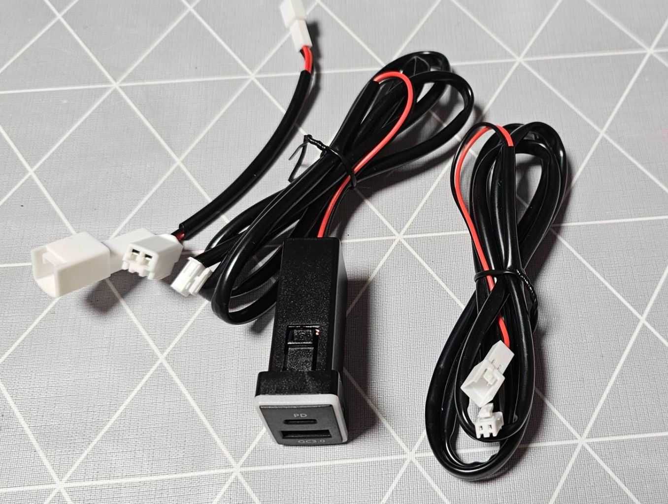 Автомобильная зарядка для Тойота 2 USB-разъема PD Type C/QC 3,0,