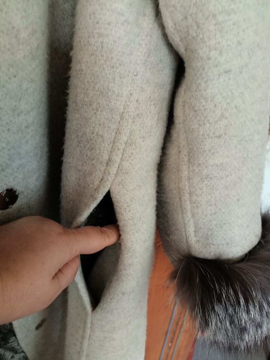 Шерстяное пальто с натуральной чернобуркой.