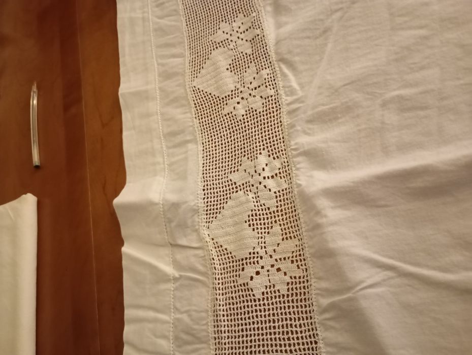 Lençol antigo branco com aplicação em renda