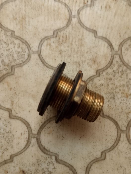 Штуцер для бочок під кран.