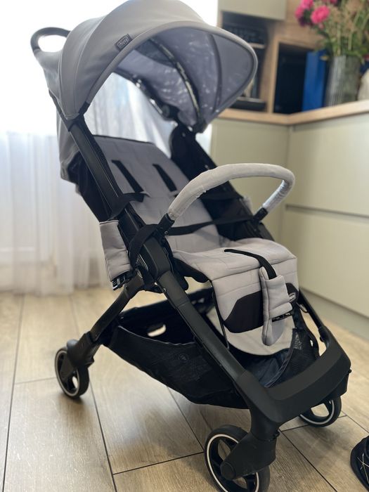 Прогулянкова коляска в сірому кольорі, Chicco
