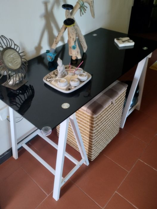 Mesa com vidro preto e pés em metal - estilo cavalete