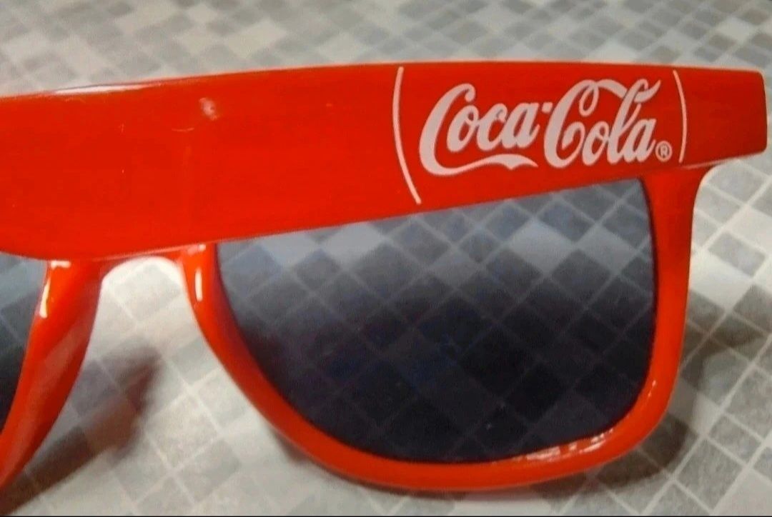 Czerwone okulary przeciwsłoneczne Coca-Cola