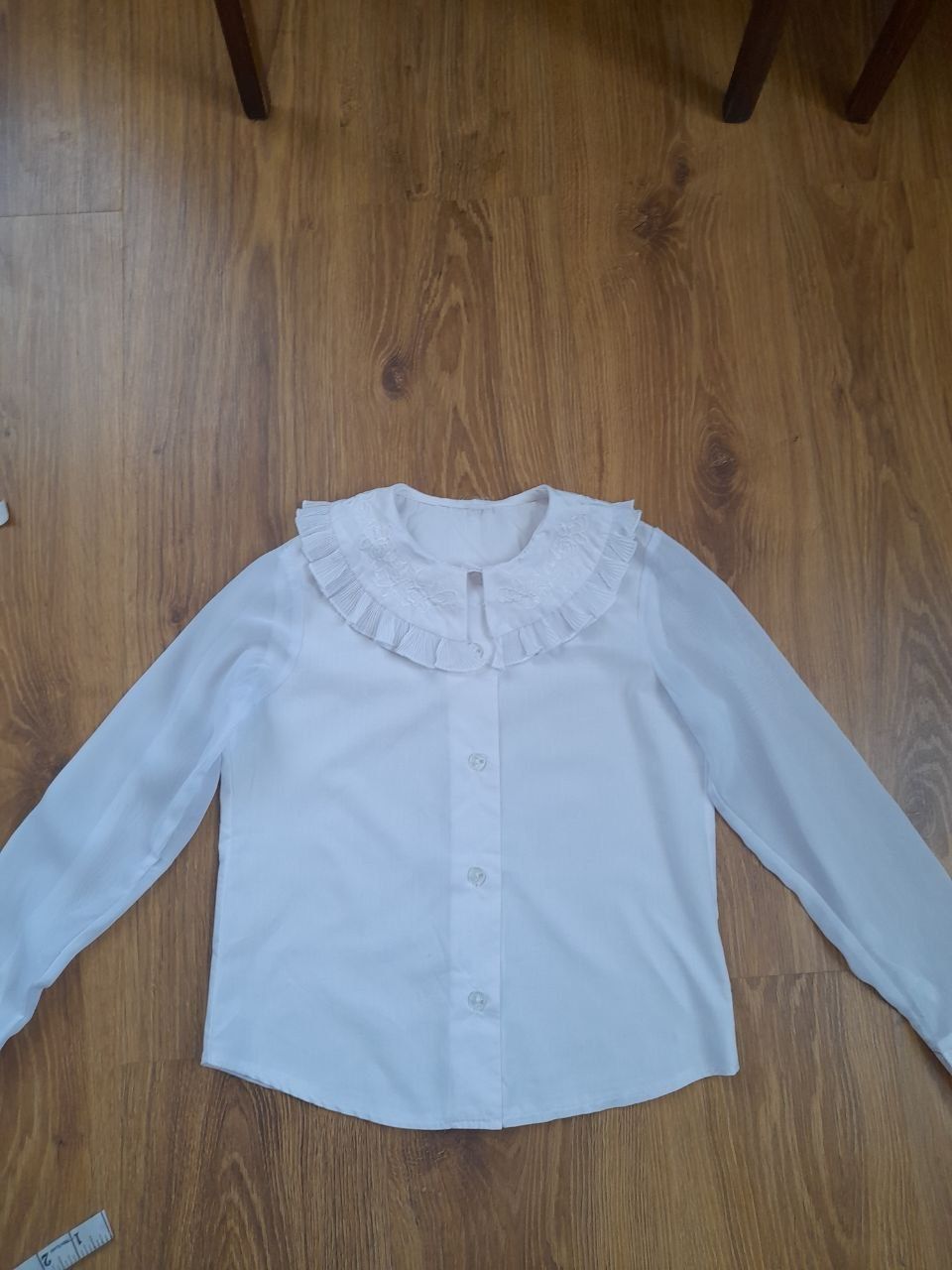Біла шкільна блузка