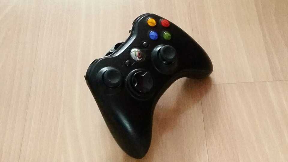 Konsola Xbox 360 E 500GB w stanie idealnym z kartonem