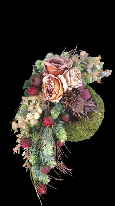 Stroik kompozycja wiązanka na wianku z mchu na grób cmentarz pomnik