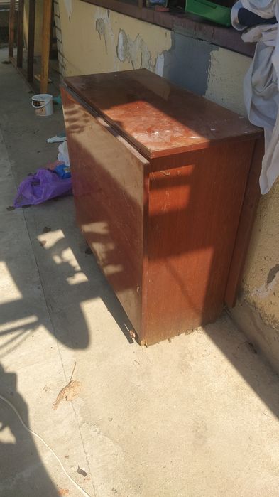 Тумбочка, стол раскладной, ванна чугунная