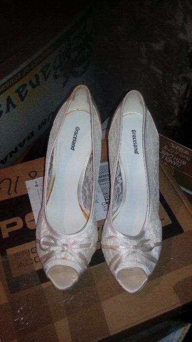 Sprzedam nowe buty damskie szpilki koronkowe fimy Graceland rozmiar 39