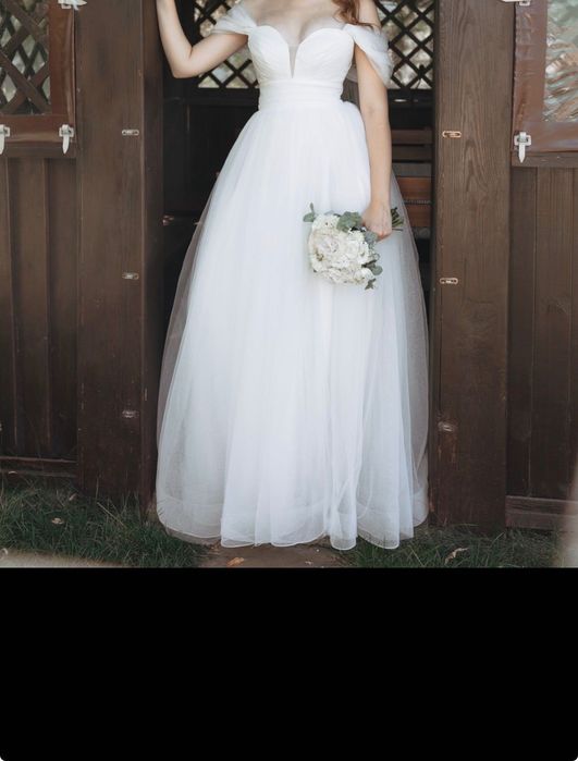 Гарна весільна сукня