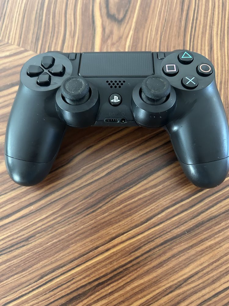 Playstation PS4 com 2 comandos incluidos e 3 jogos