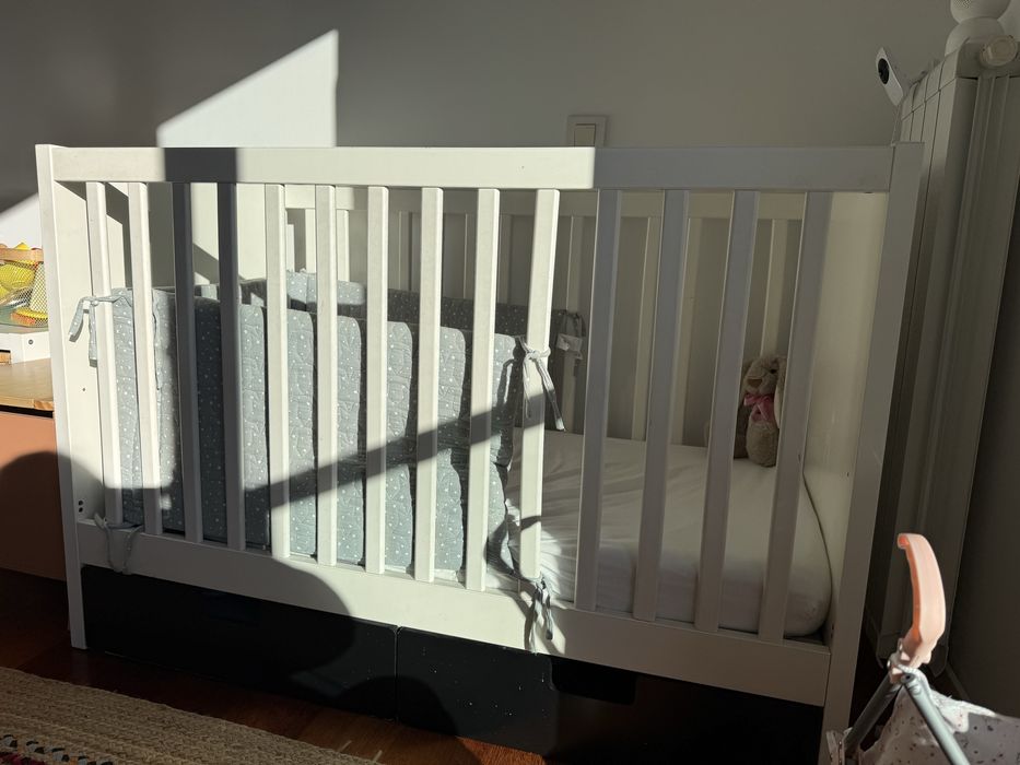 Berço com grades bebé