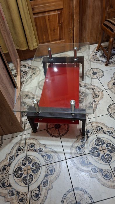 Szklany stolik czerwony