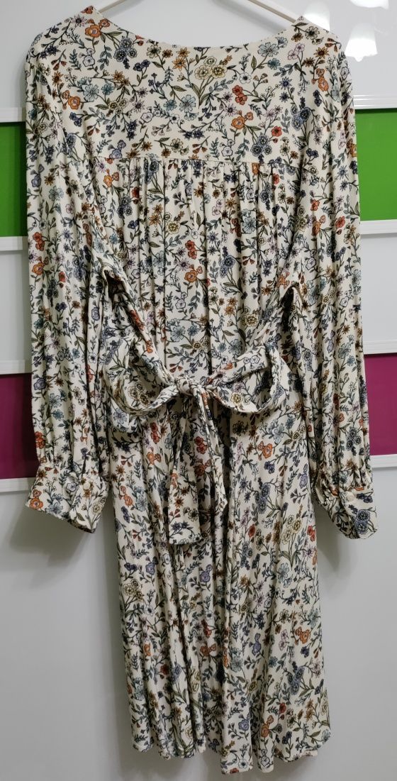 Kremowa sukienka w kwiaty H&M 48