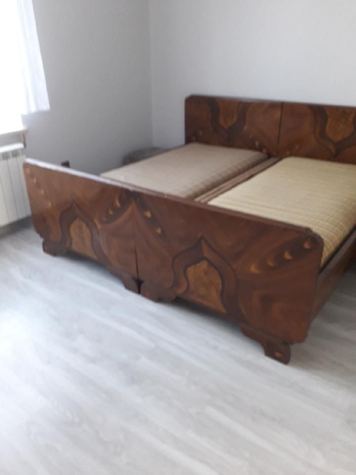 Drewniane łóżko z czasów PRL