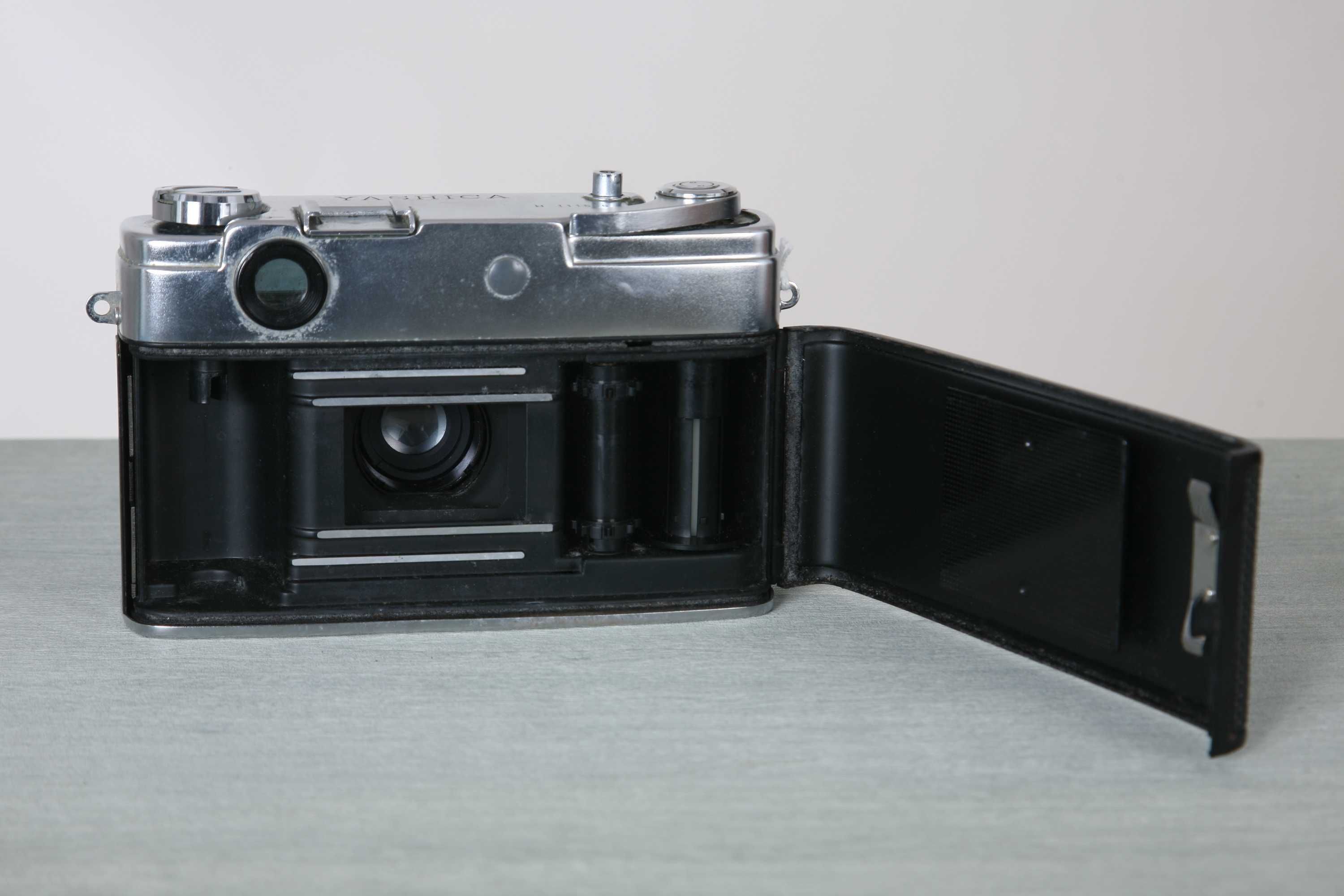 Maquinas fotográficas analógicas compactas da marca Yashica