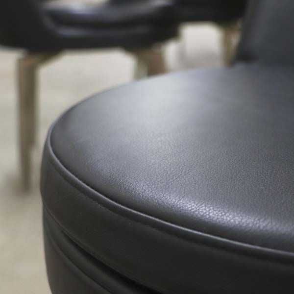 12 krzeseł skórzanych do jadalni od słynnej włoskiej firmy Flexform.