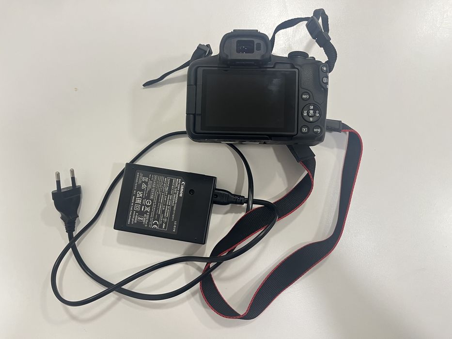 Canon EOS R50 com garantia — como nova!