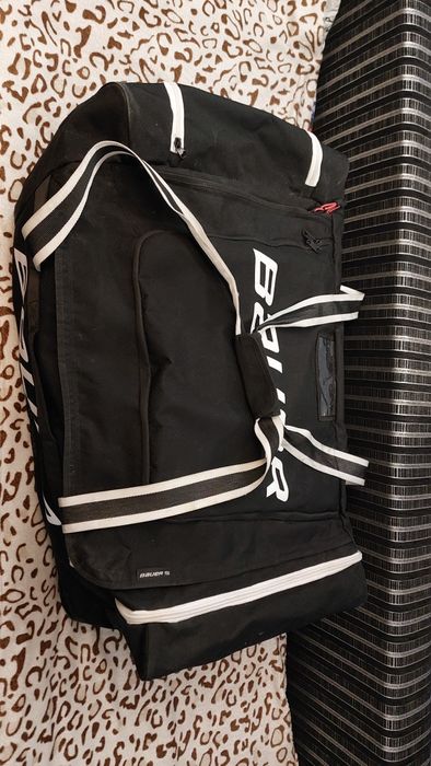 Продам комплект хоккейной амуниции с аксессуарами