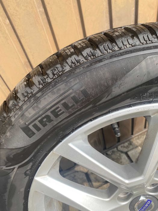 Kompletne koła do VOLVO  XC60 235/60 R 18 opony zimowe