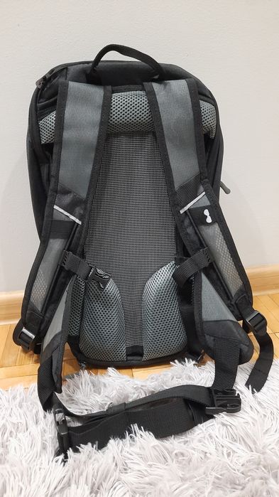 Nowy plecak rowerowy z uchwytem na kask i pokrowcem przeciwdeszczowym