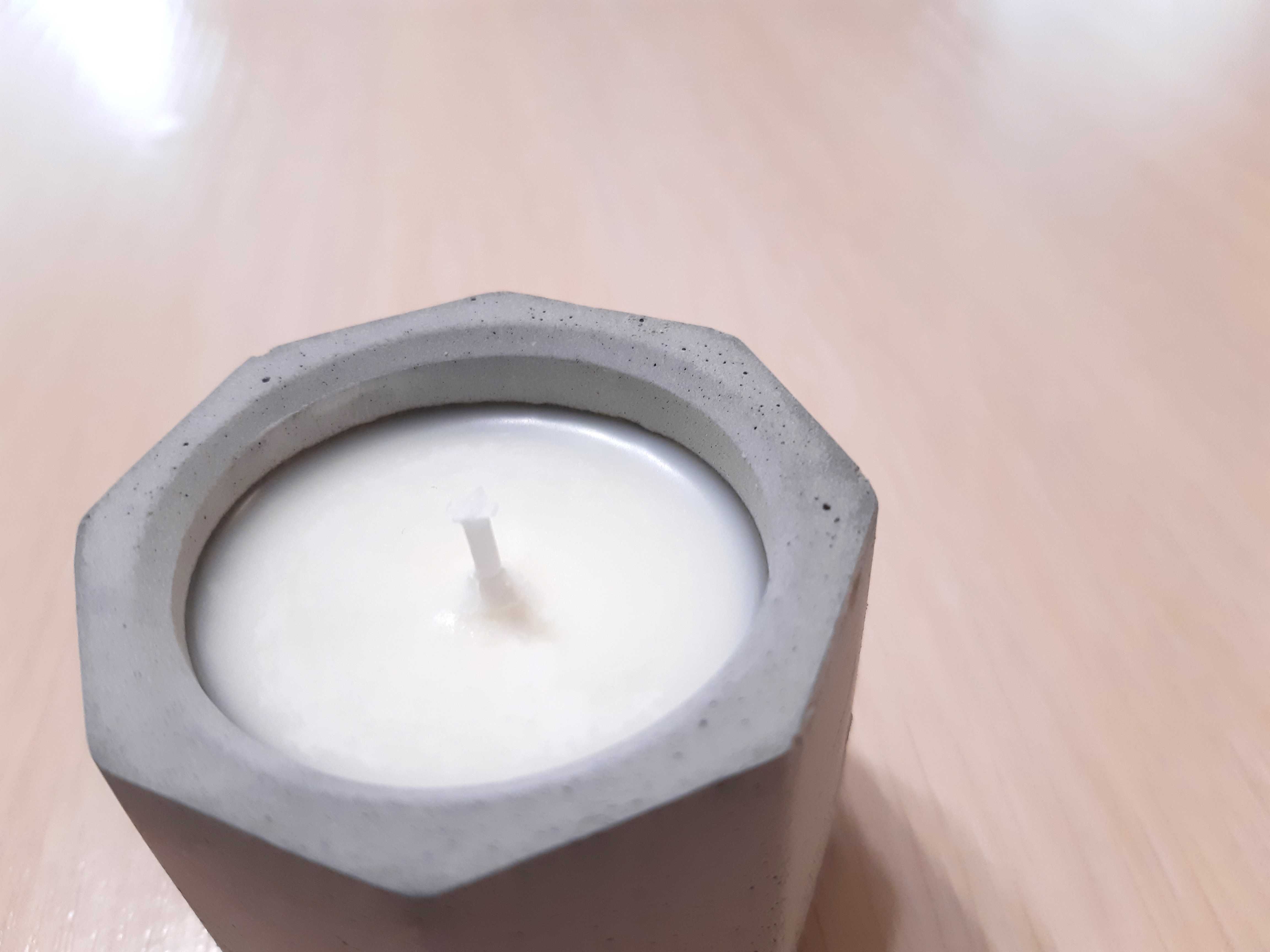 Ароматична свічка в бетонному горщичку