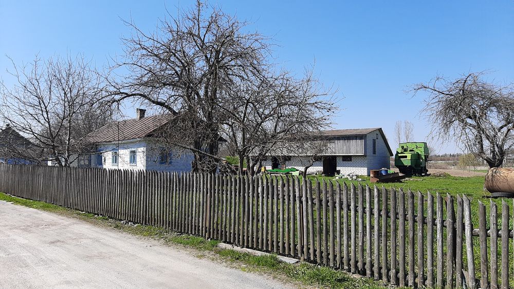 Будинок м.Корець. 74соти землі..